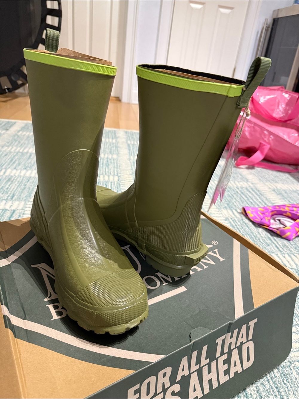Muck boots Harvester Mid size 9 New with box